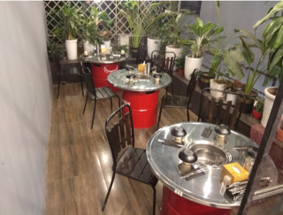 Bàn mặt tròn inox chân thùng phuy sơn đỏ