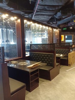 Bàn gỗ công nghiệp chân hộp có kệ