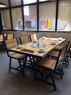 Bàn gỗ thông chân khung sắt chữ A